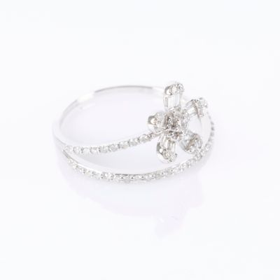 gros plan d'une bague en diamant sur une surface blanche