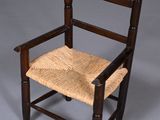 chaise en bois avec assise et accoudoirs en corde