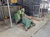 une machine posée sur le sol devant un bâtiment