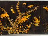 une photo d'un tableau représentant des oiseaux et des fleurs sur fond noir