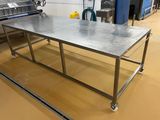une grande table en métal au milieu d'une pièce