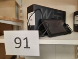 une photo d'un ordinateur portable posé sur une étagère dans un magasin