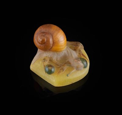 une image représentant un escargot posé sur un morceau de savon
