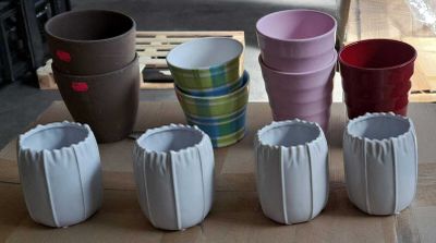 de nombreuses tasses posées sur une table