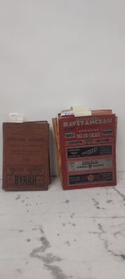 deux paquets de cigarettes posés l'un à côté de l'autre sur une table
