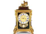 une horloge dorée ornée de chiffres romains bleus