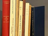 plusieurs livres sont empilés sur une étagère