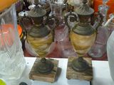 deux vases posés sur la table, surmontés d'une lampe