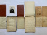 quelques vieux journaux sur lesquels figure la photo d'un homme en costume-cravate