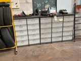 un chariot jaune muni de roues, dans un garage