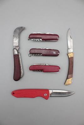 de nombreux types de couteaux différents et des couteaux sur la table