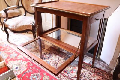 une petite table avec un plateau en verre dans une pièce