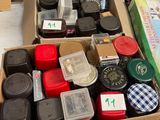 une boîte d'objets assortis posée sur une table