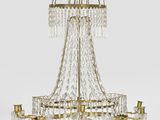 un grand lustre en laiton et cristal