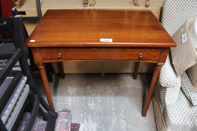 une petite table en bois surmontée d'un tiroir