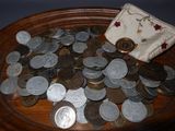 un sac de pièces posé sur une table à côté d'un autre sac de pièces
