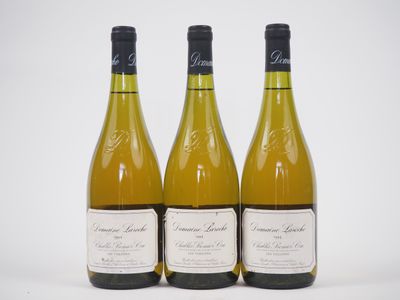 trois bouteilles de vin blanc posées les unes à côté des autres sur une table