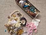 une boîte à bijoux posée par terre à côté d'une paire de ciseaux