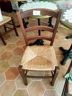 un chat assis sur une chaise dans une pièce