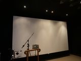 un grand écran de projection au milieu d'une pièce