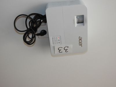 un appareil électronique blanc branché sur une prise murale