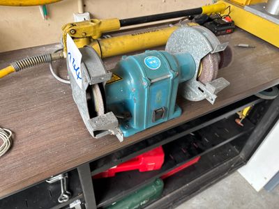 une machine posée sur une table
