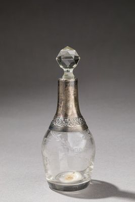 Flacon et son bouchon taillé, en verre gravé de guirlandes v…