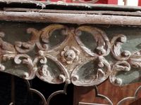 Manteau de cheminée en bois sculpté laqué et doré à décor de… (photo 3)