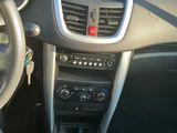 vue du tableau de bord d'une voiture, avec le volant et les commandes du tableau de bord