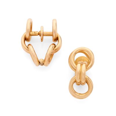 une image d'une paire de boucles d'oreilles en or sur fond blanc