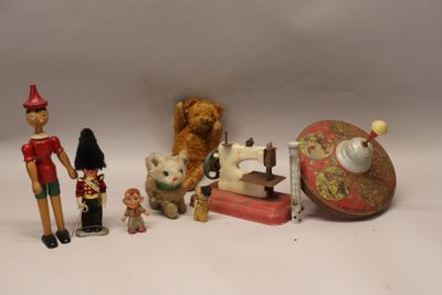 tout un tas de figurines posées sur une table