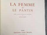 un livre ouvert dont le titre, « La Femme et le Pantin », est écrit en français
