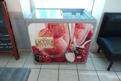 une photo d'un chariot contenant des glaces