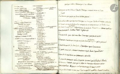 un livre ouvert avec une écriture dessus, posé sur une table