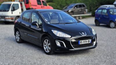 une petite voiture noire garée sur un parking