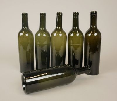 Six bouteilles de forme Bordeaux en verre de différentes nua…