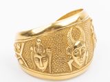 une image représentant une bague en or ornée de symboles égyptiens