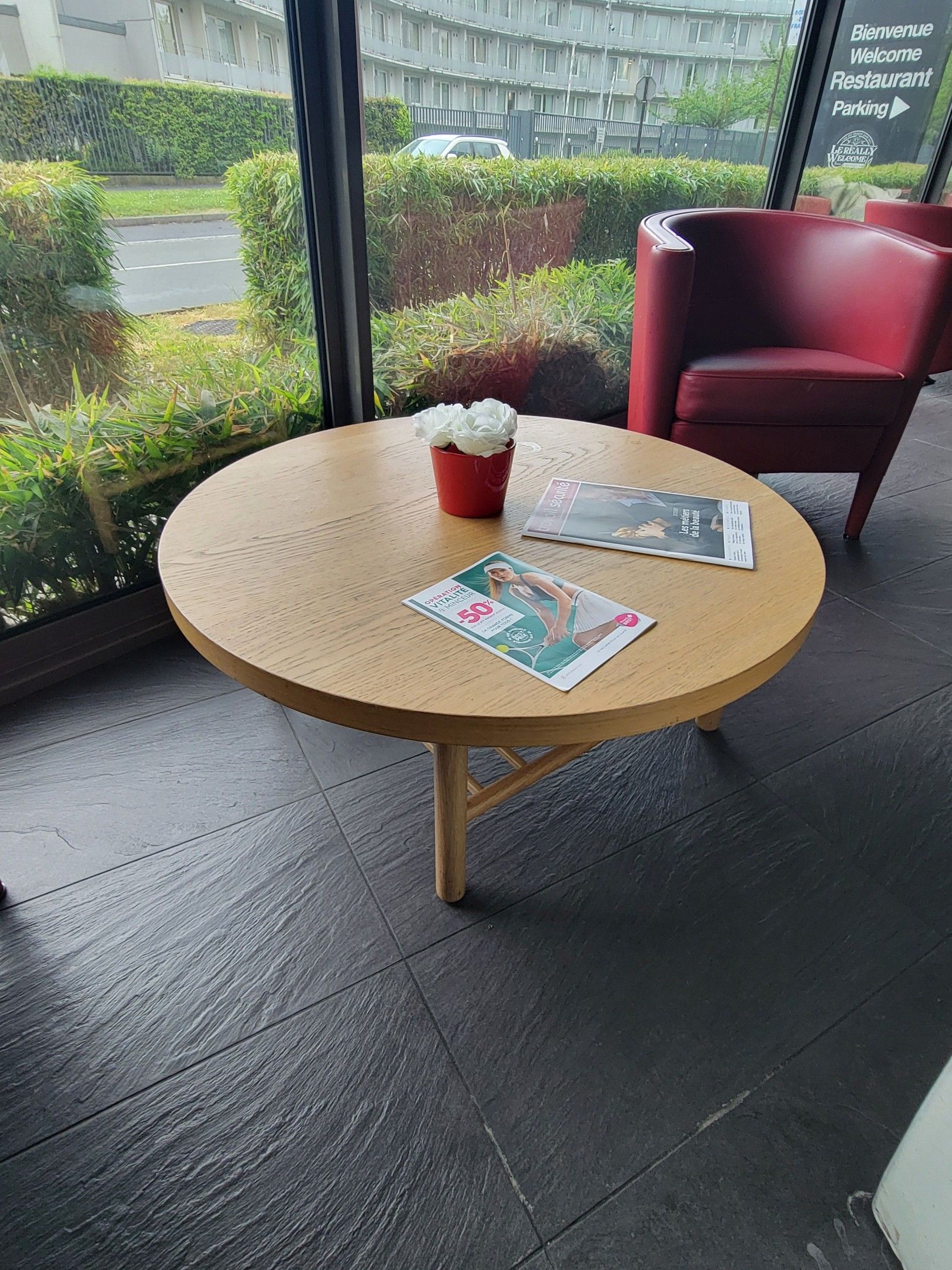 Table basse ronde style dannois en stratifié bois