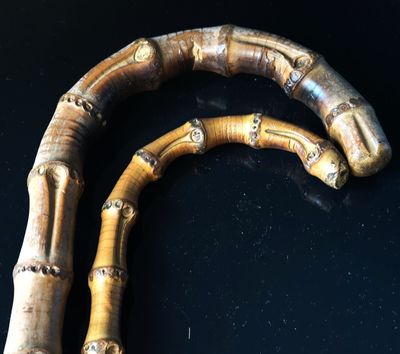 Deux cannes en bambou, pommeau corbin, férule en métal et co…