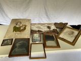 une table avec beaucoup de photos et d'images dessus