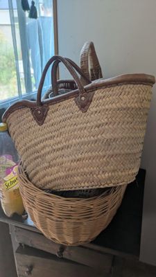 un panier en osier posé sur une table
