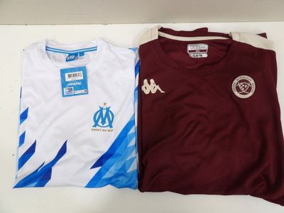 Deux maillots de foot sont posés l'un à côté de l'autre sur une table