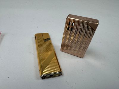 deux briquets posés l'un à côté de l'autre sur une table