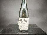 une vieille bouteille de vin posée sur une boîte noire