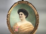 une vieille photo d'une femme avec une fleur dans les cheveux