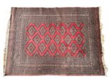 un tapis orné d'un motif rouge et marron