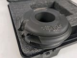 un petit objet noir dans un étui posé sur une table