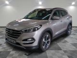 Le SUV argenté est garé sur le sol à damier du garage.