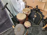 beaucoup d'instruments de musique posés par terre