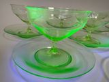 quatre verres verts empilés les uns sur les autres sur une table